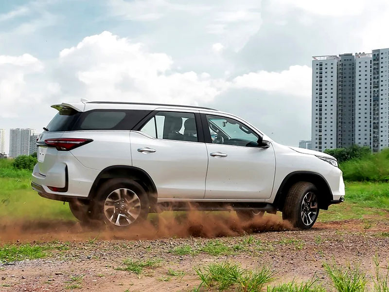 outdoor-toyota-fortuner-2023-2024-toyota-thai-hoa-tu-liem (2)
