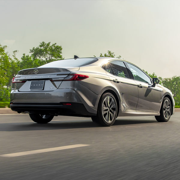gia-xe-toyota-camry-2025-2